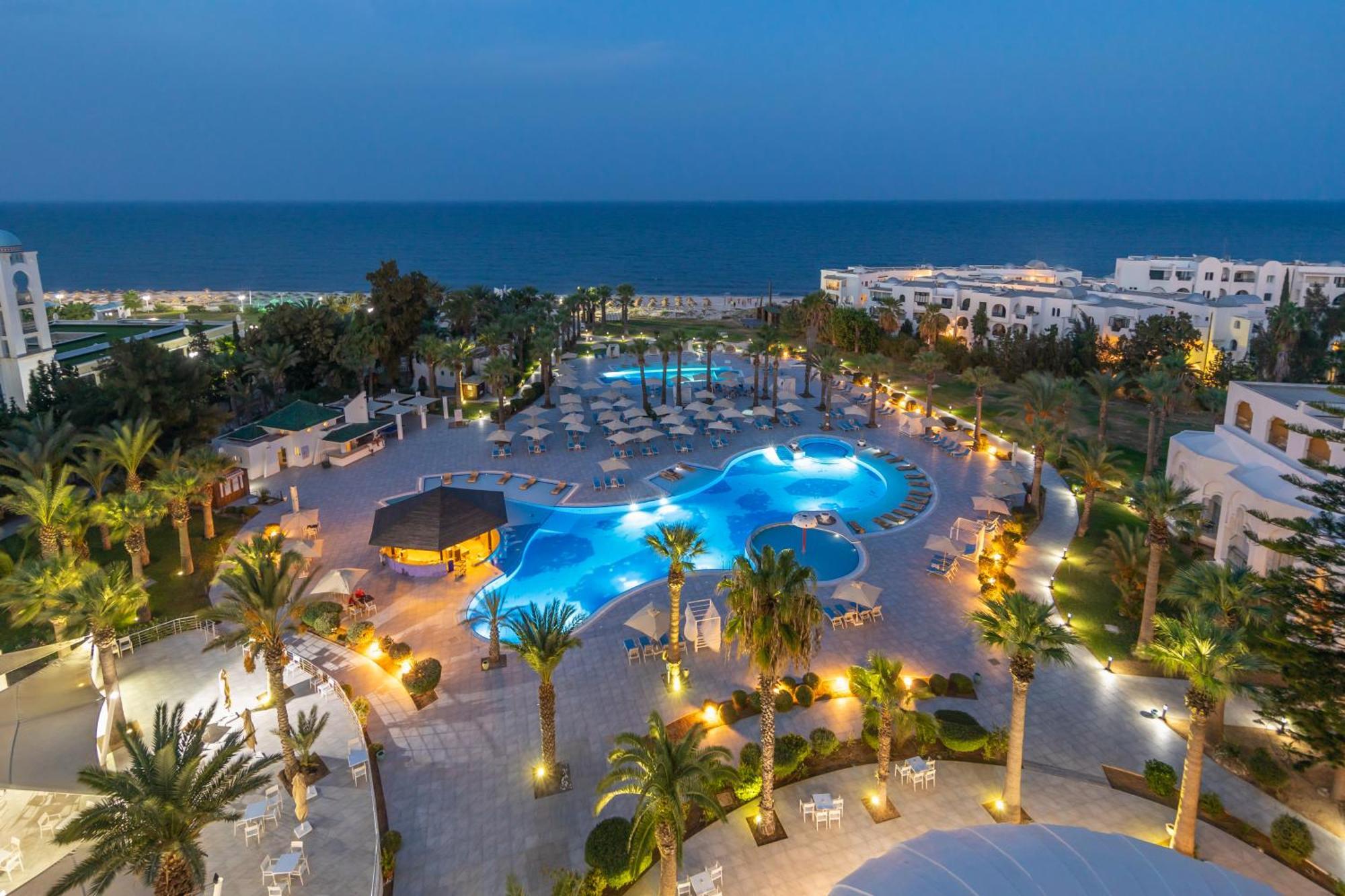 Marhaba Palace Port El Kantaoui Kültér fotó The resort at night